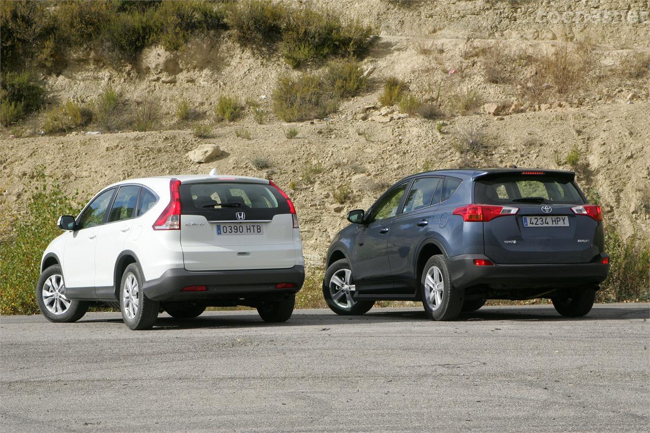 Grandes portones que "muerden" el parachoques y pilotos muy diferentes, verticales los del Honda y horizontales los del Toyota.