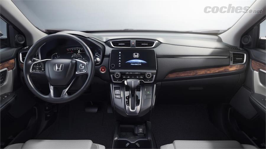 El interior, según Honda, pretende ser más "premium" y refinado que el del CR-V actual. Cambia el diseño del salpicadero y se reorganiza la información digital. 