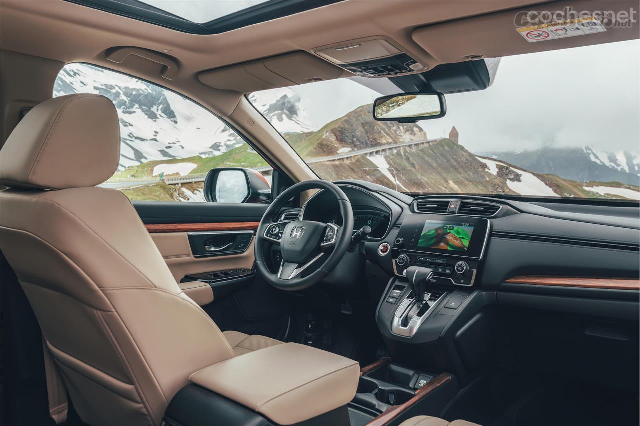 El diseño interior presenta líneas horizontales y la consola central elevada, una seña de identidad de este coche que se hereda de las generaciones precedentes.