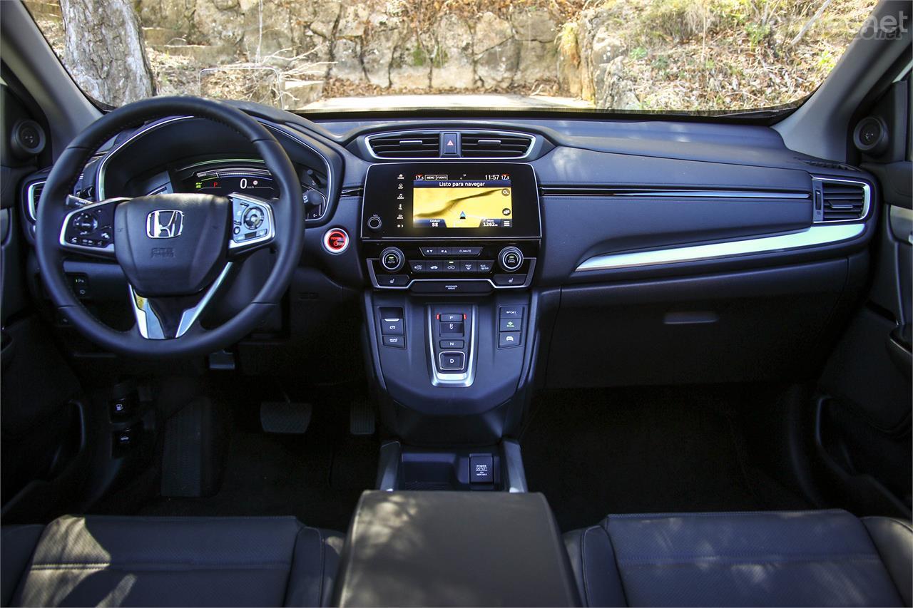 El interior del Honda CR-V Hybrid genera una notable sensación de espacio está bastante cuidado en general. La calidad de materiales no llega al nivel de sus dos competidores.