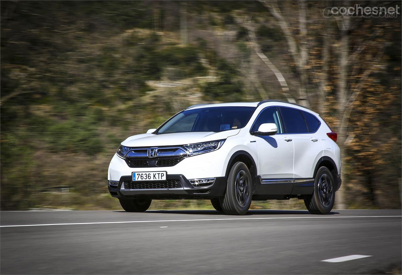 El Honda CR-V Hybrid  estrena plataforma, más larga entre ejes, y tiene un nuevo diseño exterior, más moderno y actual que el de la anterior generación