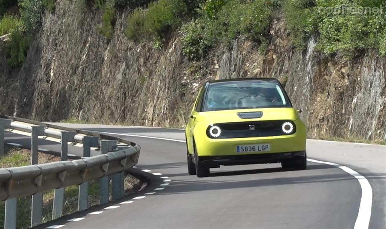 El Honda e tracciona mediante el eje trasero, y esto le da un tacto ligeramente deportivo. Su empuje y agilidad  lo hace divertido en carretera de montaña. 