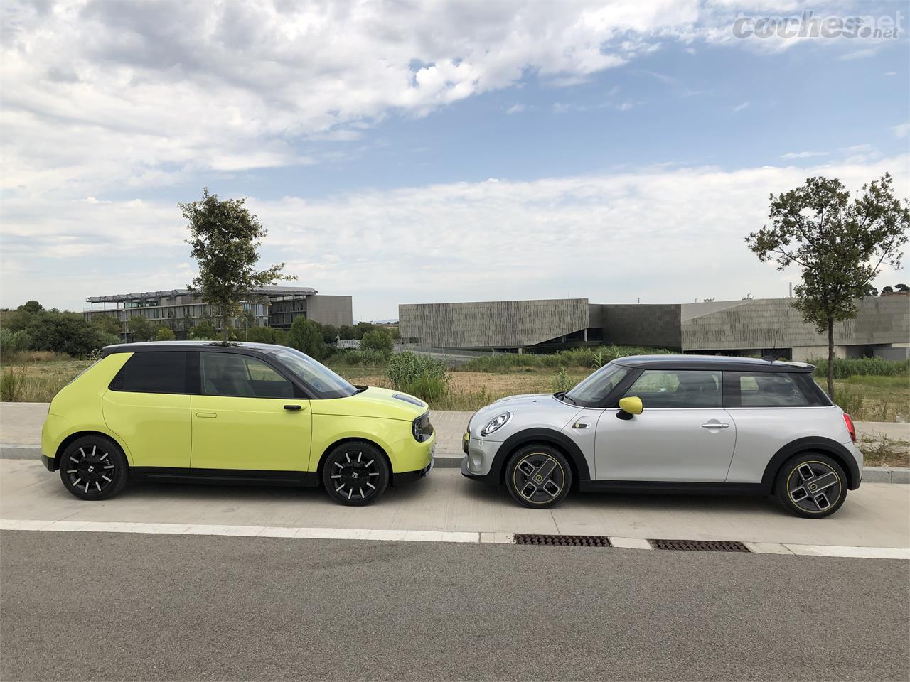 El Honda e y el Mini Cooper SE son dos eléctricos con diseño, acabados y equipamiento muy cuidados. En esto coincide, si bien estéticamente son muy diferentes. 