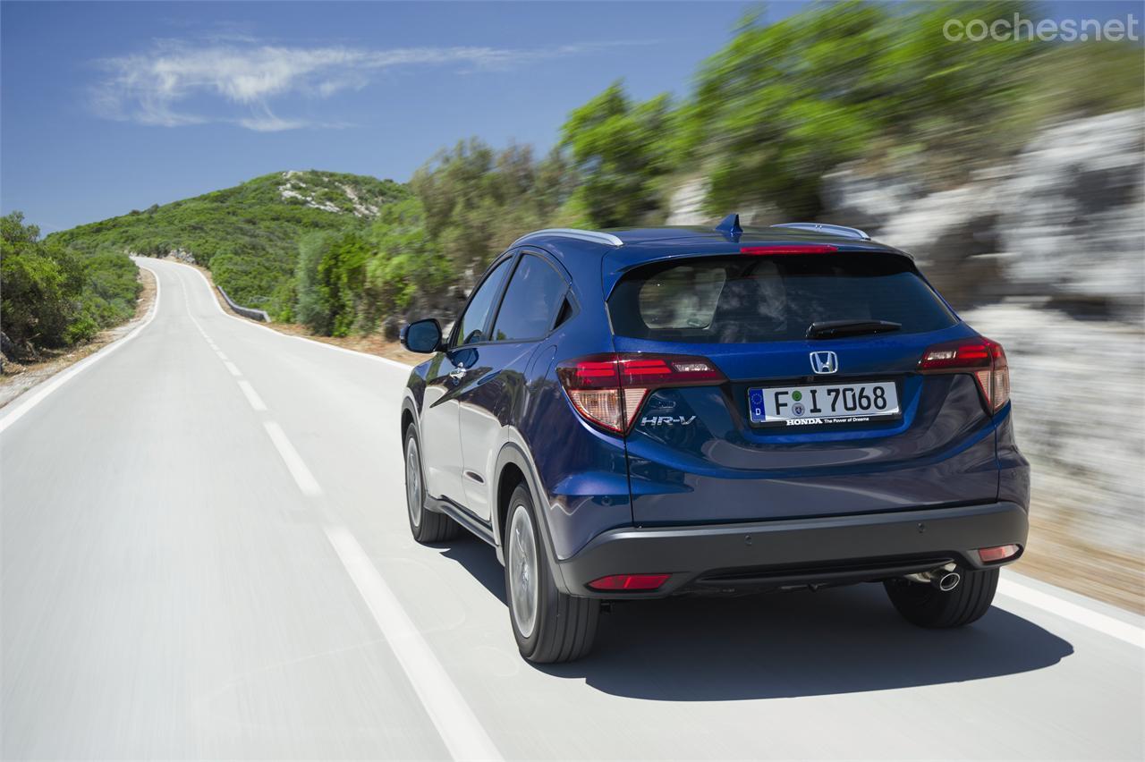 Los pilotos horizontales le desmarcan del CR-V. El portón es de grandes dimensiones y permite ofrecer un piso de carga bajo.