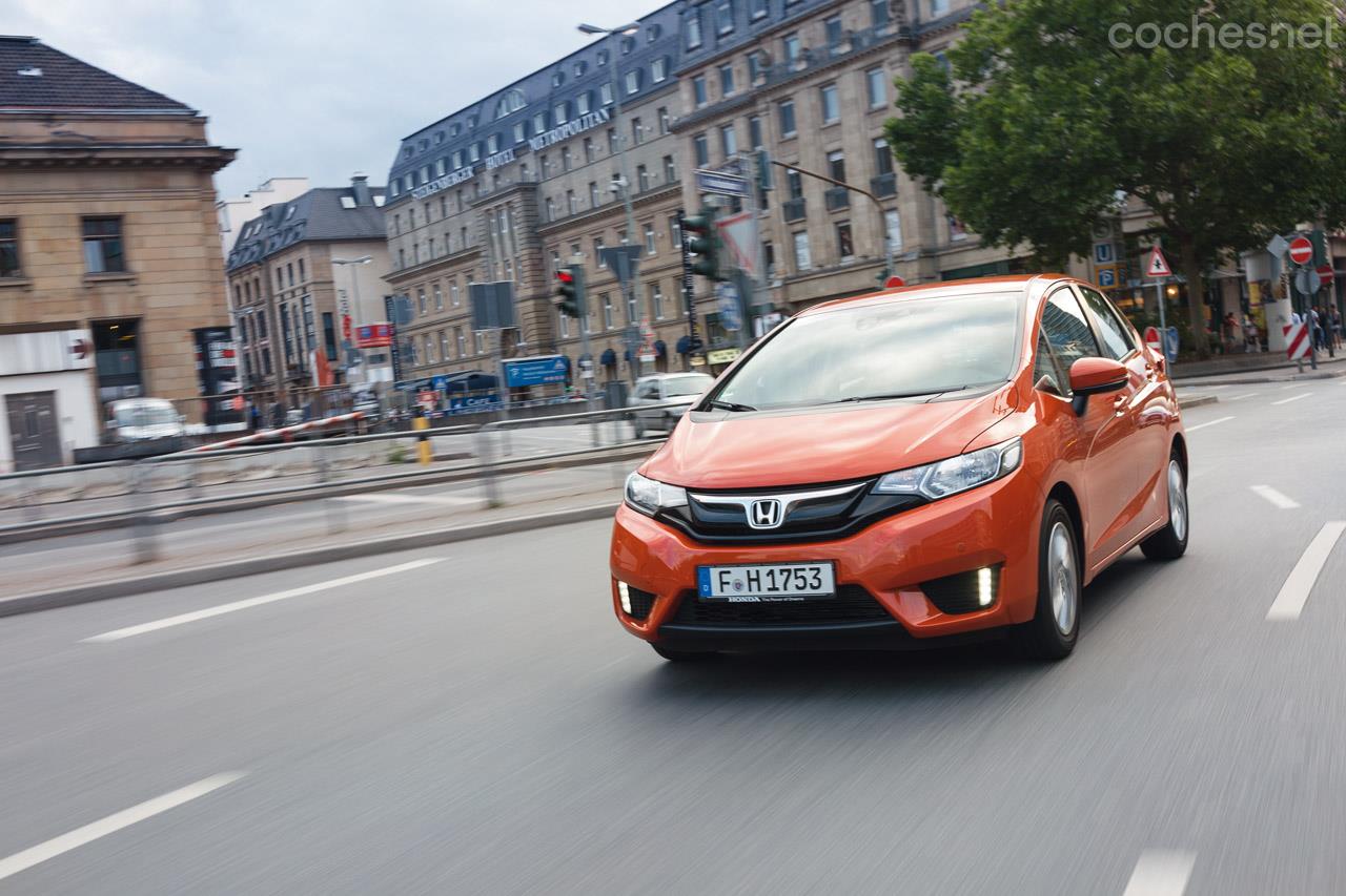 La manejabilidad y guiado del Honda Jazz ha mejorado en esta nueva generación con una dirección más directa y un chasis más ligero. Es un coche diseñado para ser usado en ciudad. 