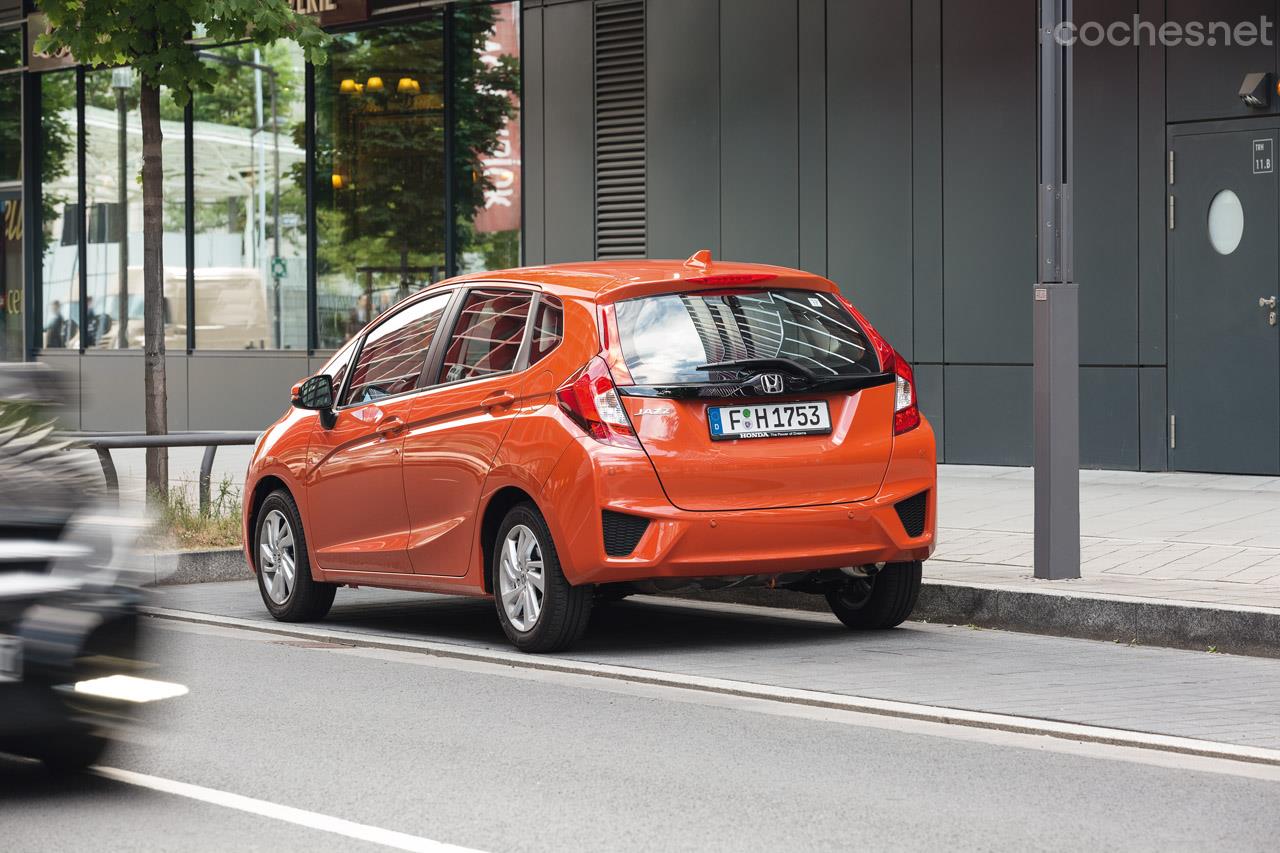 La trasera del nuevo Honda Jazz es bastante vanguardista, y opta por una luneta y portón bastante verticales. 