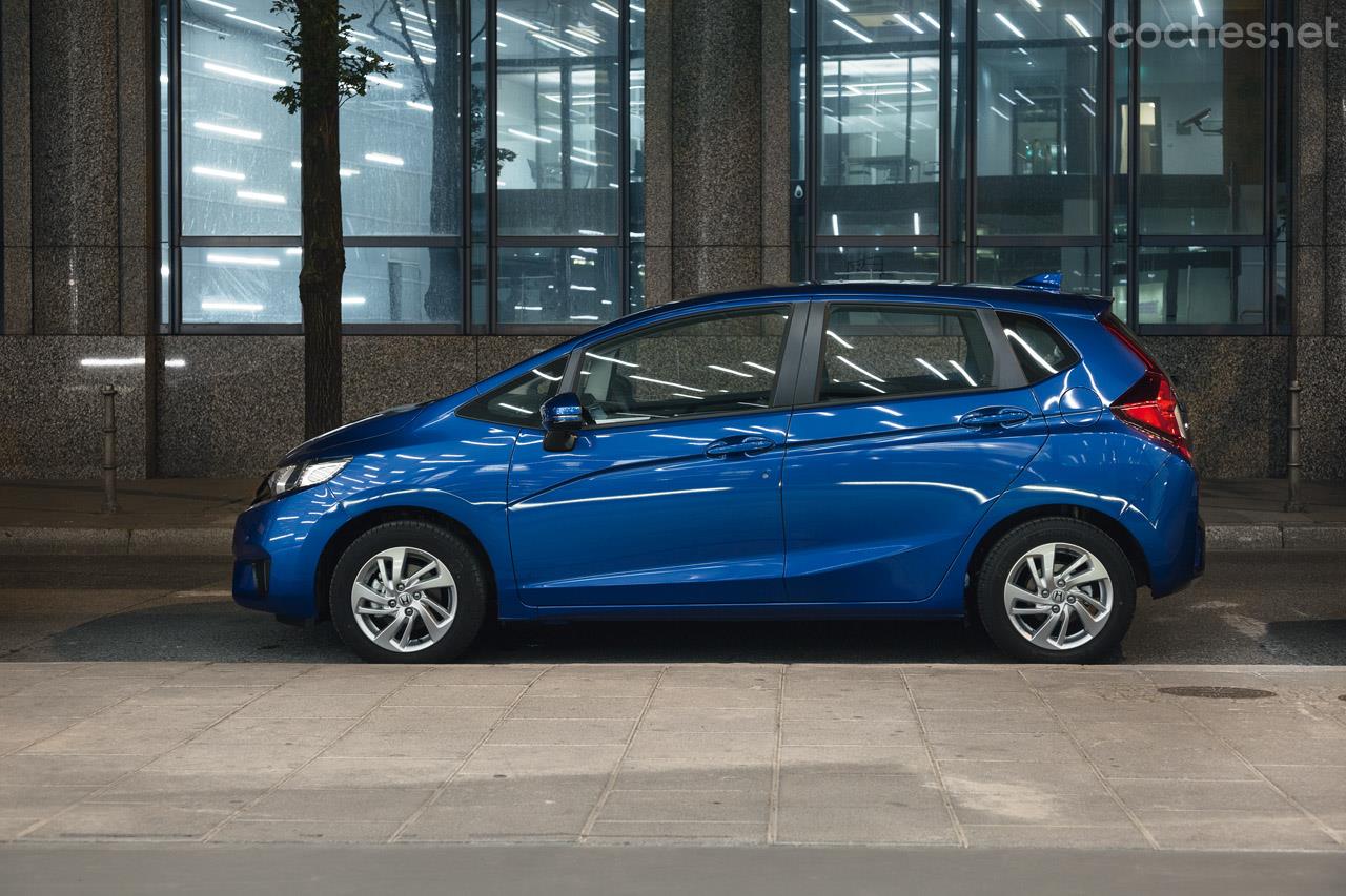 El aumento de tamaño, especialmente en longitud y batalla, mejora la habitabilidad del Honda Jazz, ya de por sí muy notable. Llega en octubre a partir de 15.900 €.