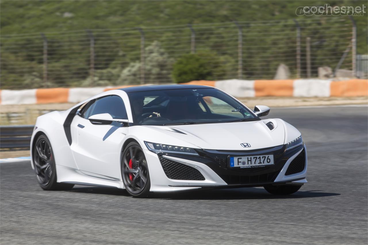 En circuito, el NSX es muy eficaz. Su único problema es el elevado peso, que llega a superar de largo los 1.800 kilos con el depósito lleno y el conductor a bordo.