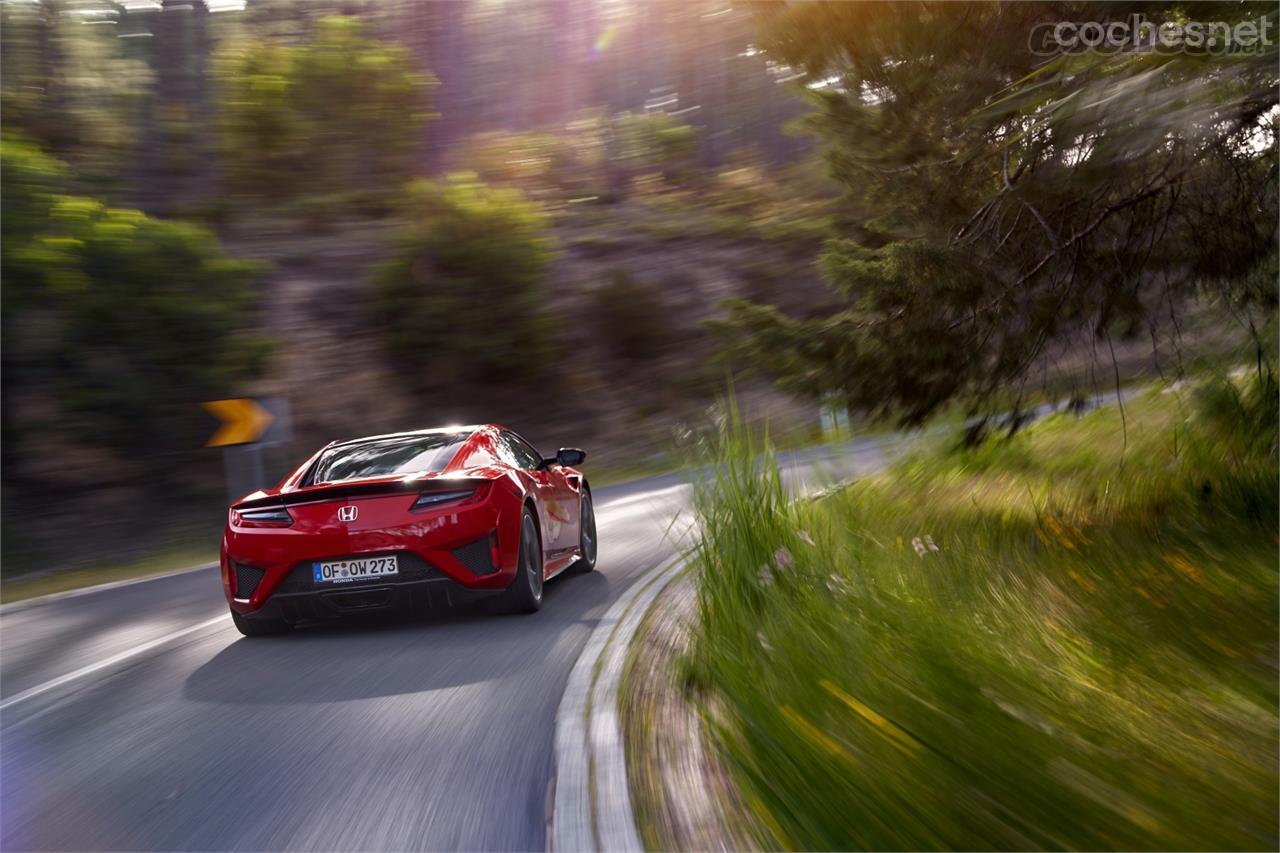 En carretera, el NSX es muy utilizable gracias al modo Quiet, que suaviza la respuesta de la suspensión. El único inconveniente es su limitada altura al suelo.