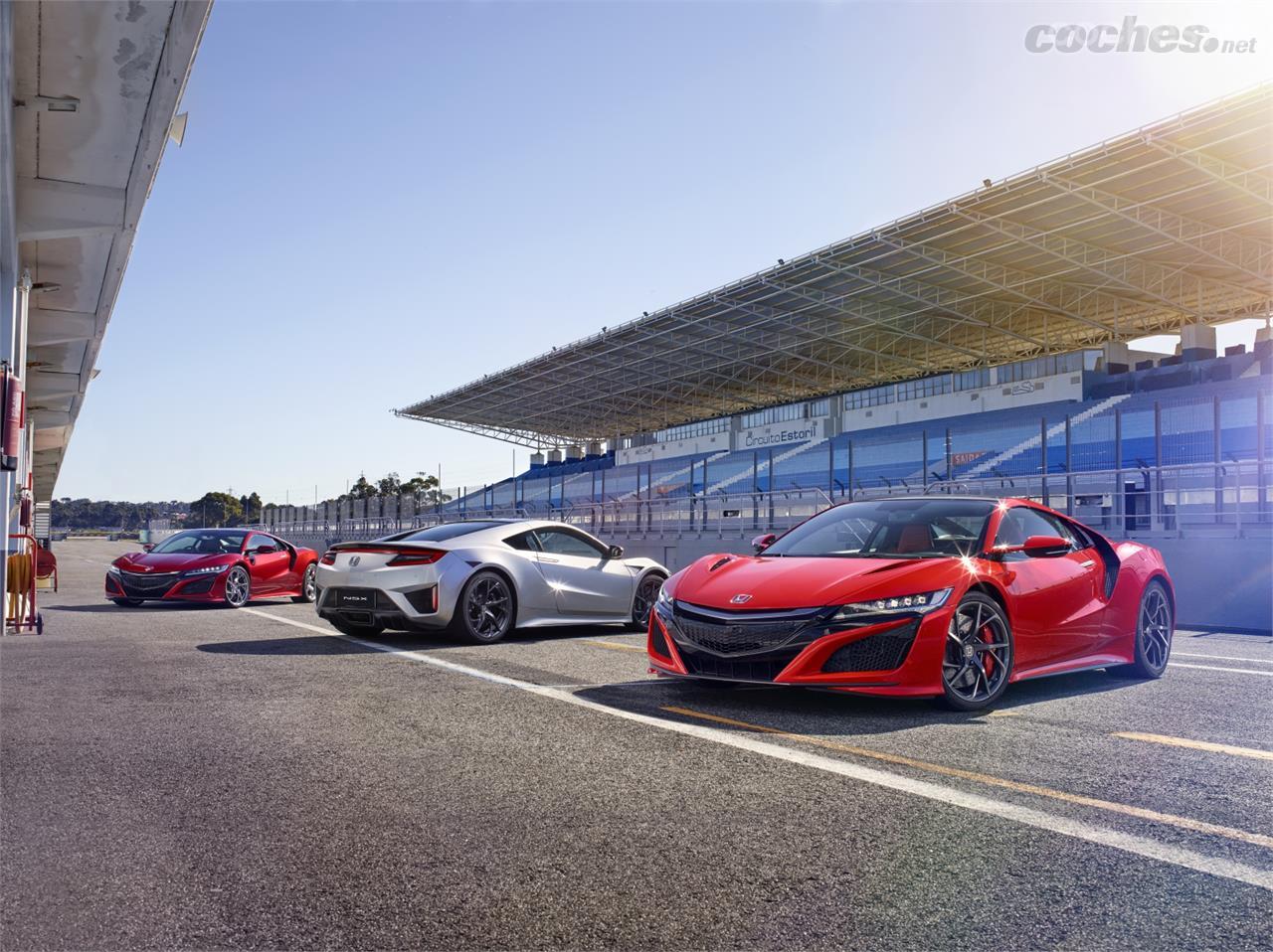 Tres unidades del NSX en el circuito de Estoril. Ahora mismo hay sólo cinco unidades del coche en suelo europeo, dos con volante a la derecha y tres a la izquierda.