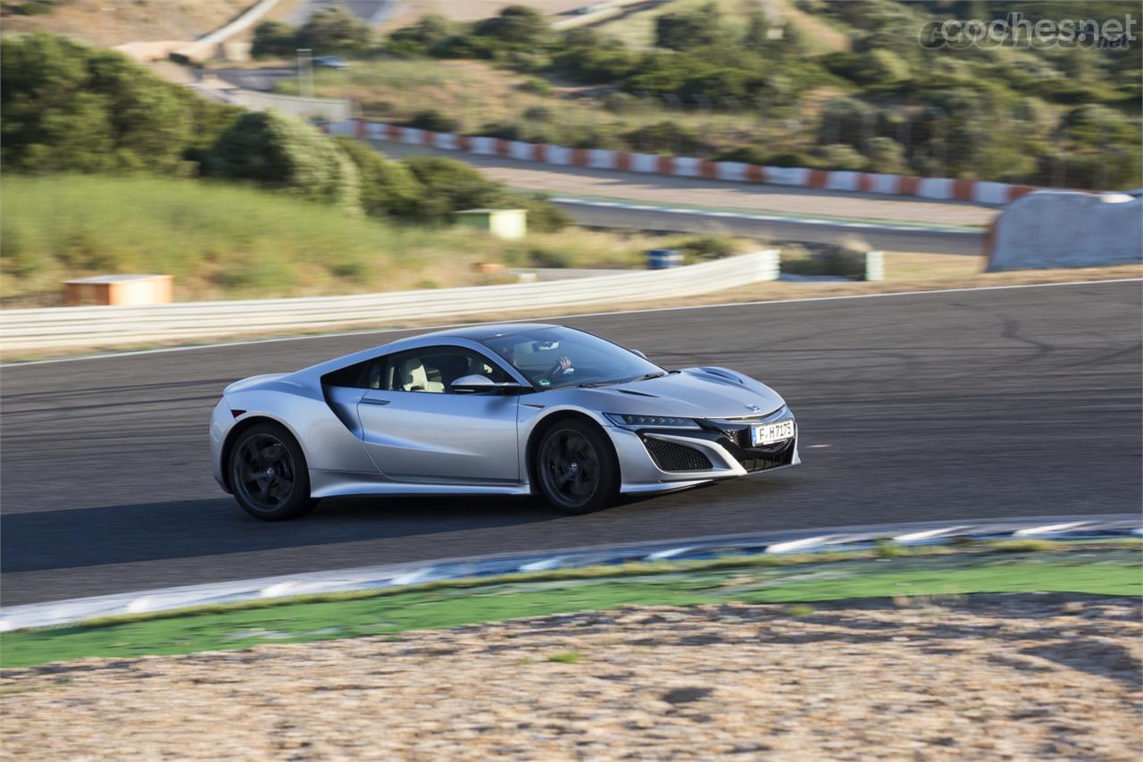 El circuito de Estoril nos permitió sacar las primeras conclusiones sobre un coche que ataca de lleno al Audi R8 y al Porsche 911 Turbo.