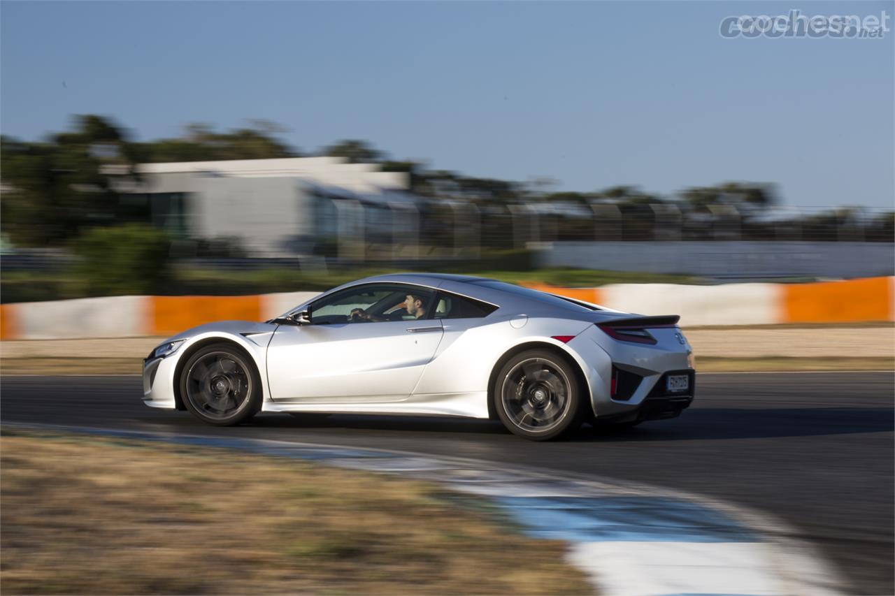 La eficacia del coche en curva es impresionante gracias a la acción del TMU que actúa como un sistema de vectorización del par y, al mismo tiempo, proporciona al coche tracción 4x4.