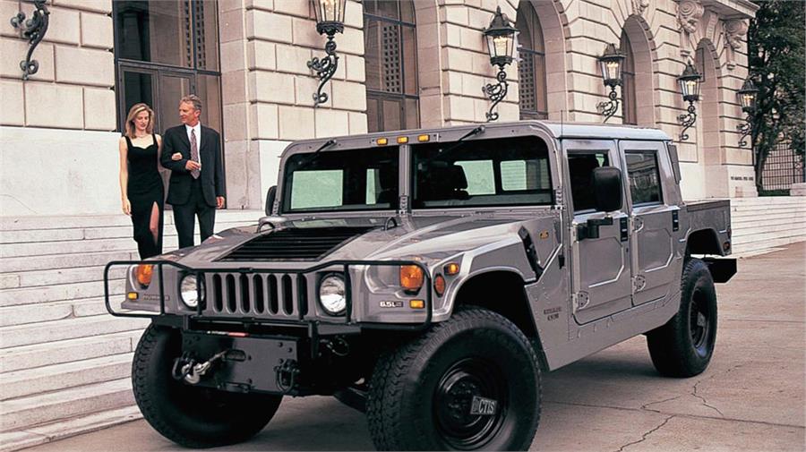 Dada la popularidad del Humvee AM General lo terminó comercializando con una versión civil que recibió el nombre de Hummer. 