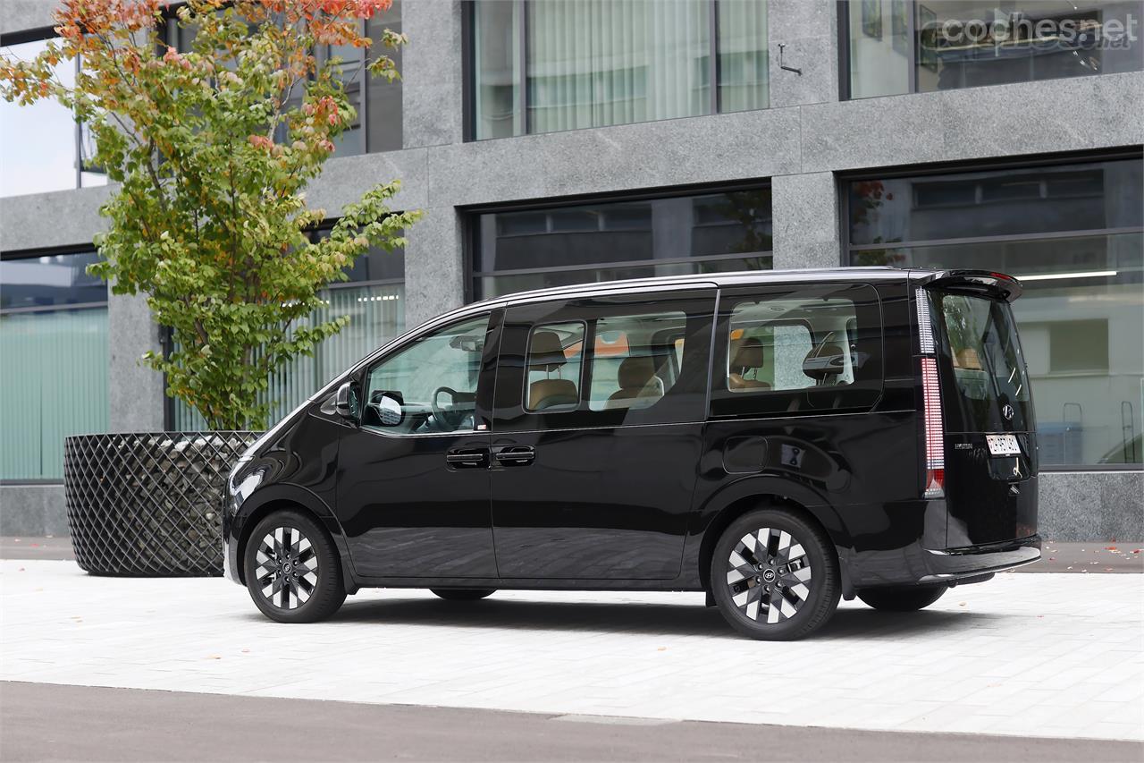 El Hyundai Staria es un coche grande, que mide más de cinco metros de longitud, y que se ofrecerá solo con un motor diésel de 2,2 litros.