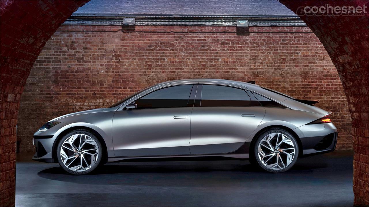 HYUNDAI Bayon - La carrocería se caracteriza por su silueta aerodinámica y su mezcla de líneas curvas y rectas. Las ruedas son de gran diámetro y los retrovisores pueden ser digitales.