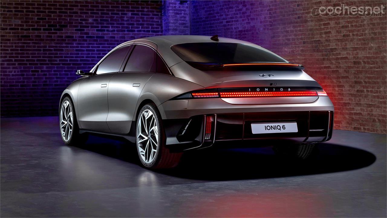 HYUNDAI Bayon - Desde según qué perspectiva, este Hyundai puede parecer un Mercedes o un Porsche. Sea como fuere, cumple con el objetivo de llamar nuestra atención.