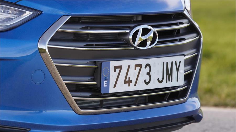 La nueva parrilla hexagonal característica de Hyundai es el principal cambio exterior que identifica al nuevo Elantra. 