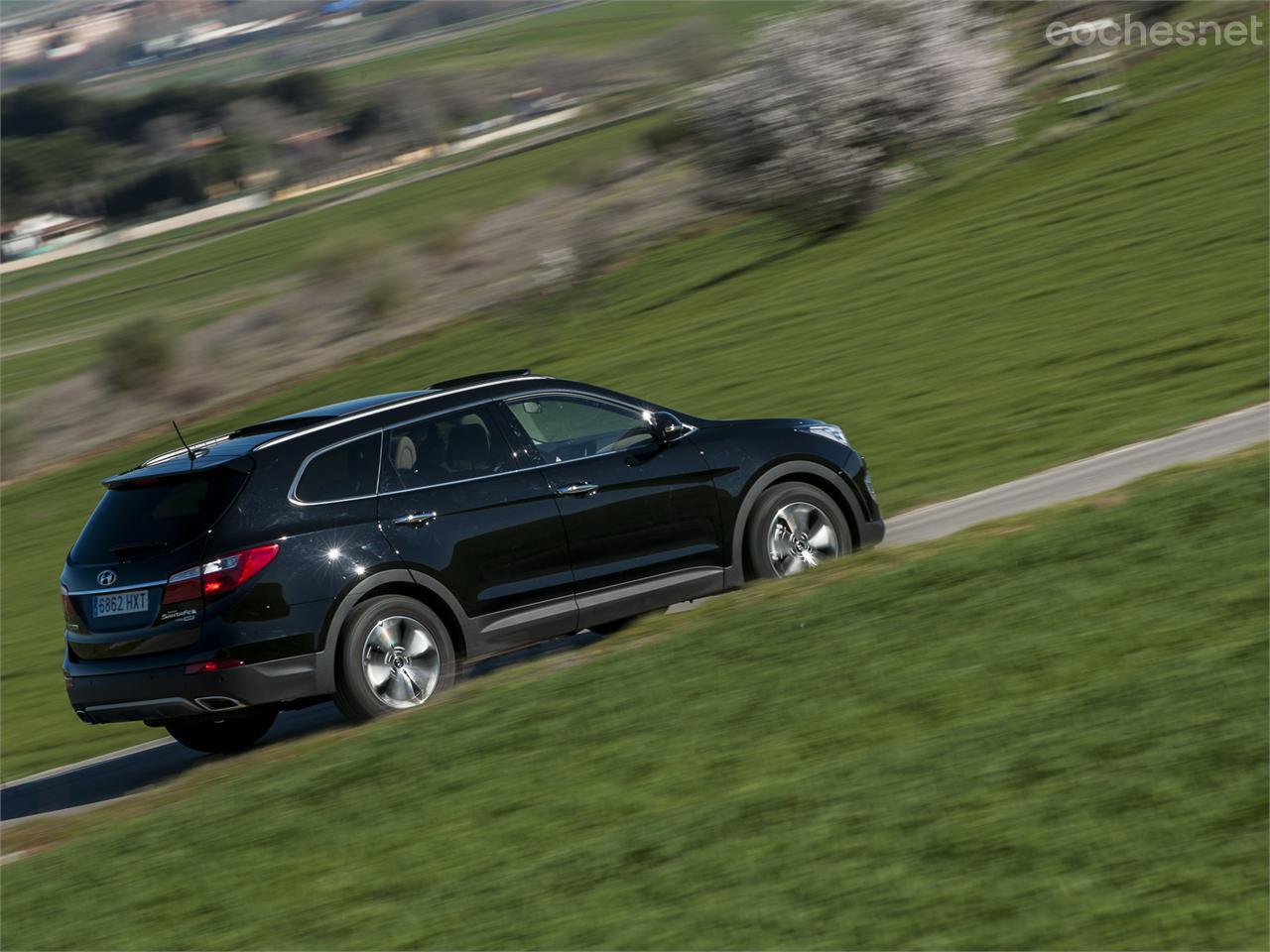 El Hyundai Grand Santa Fe tiene una línea estética muy moderna y ligeramente deportiva, con parabrisas inclinado y una línea de cintura ascendente que le dan un aspecto ligeramente deportivo. 