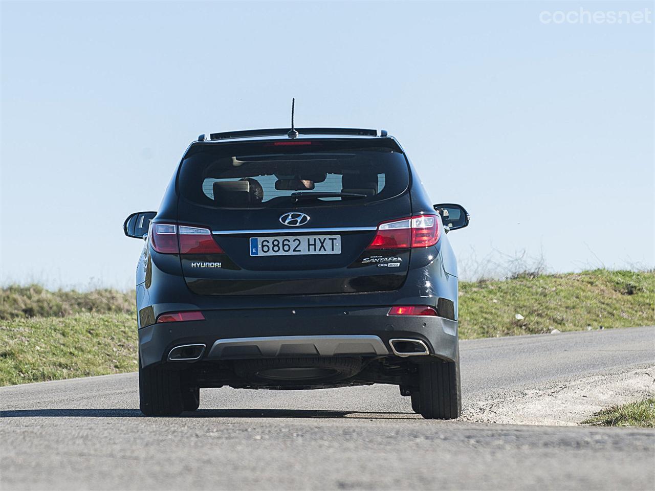 Este SUV pesa casi dos toneladas, pero en carretera se percibe fácil y divertido. Tiene tendencia a sobrevirar. 