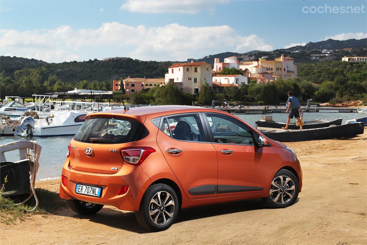 Es un coche básicamente para ciudad, pero tiene algunas aptitudes para rodar por carretera nada desdeñables. Está bien insonorizado y resulta cómodo en general. 