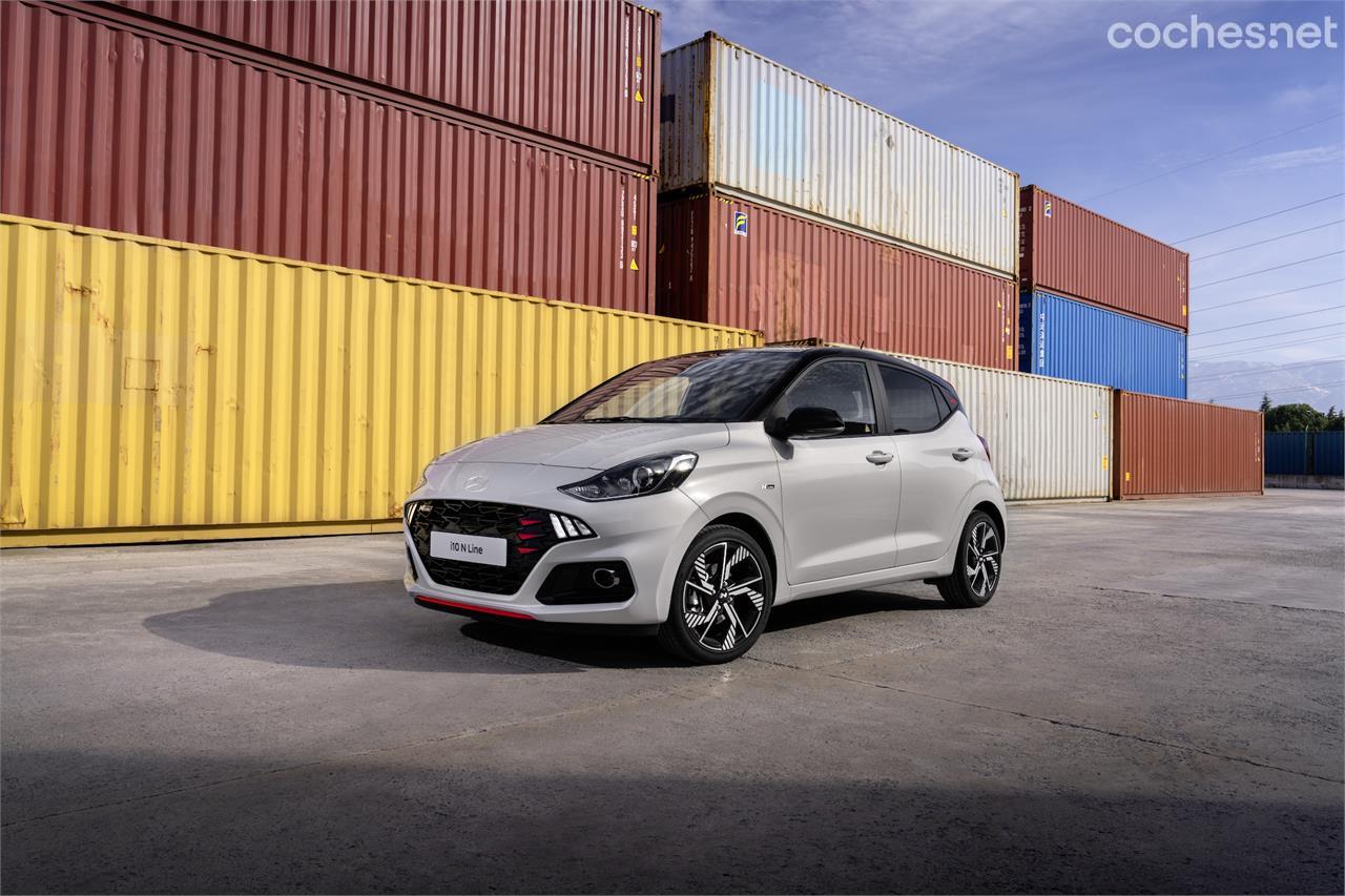 El Hyundai i10 2023 no cambia apenas exteriormente, pero sí mejora su equipamiento. 