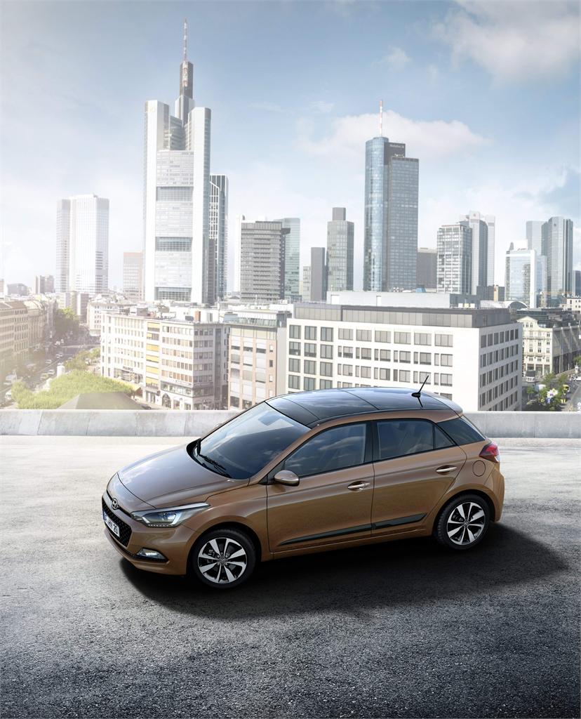 Hyundai anuncia para el i20 el techo de cristal practicable más grande del segmento.