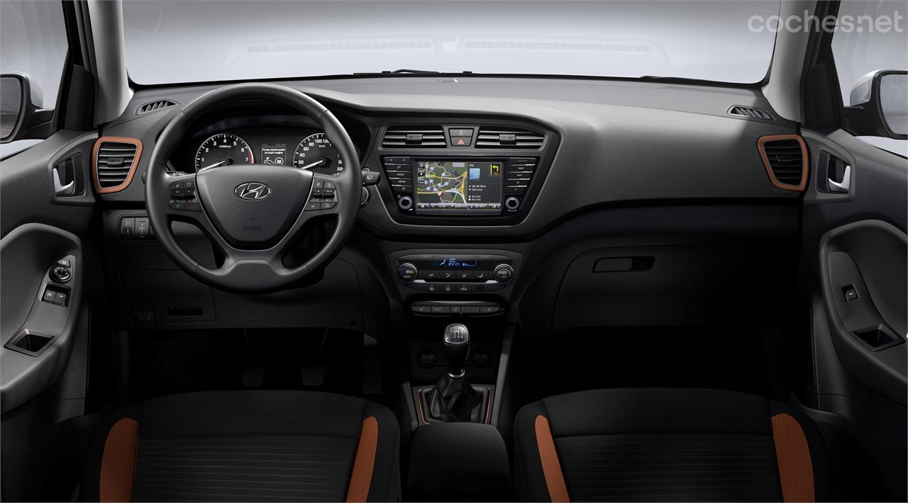 El interior es conocido, aunque en esta versión Coupé puede personalizarse con detalles a juego con el nuevo color de la carrocería Tangerine Orange. 