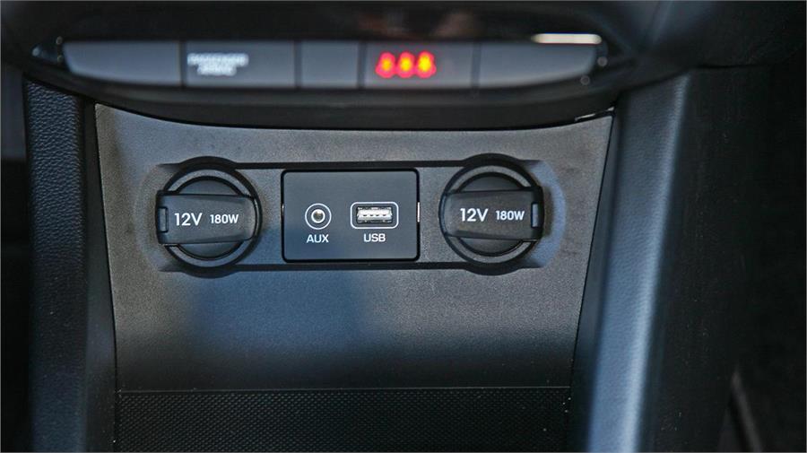 Bajo los mandos del climatizador se encuentran las conexiones Aux y USB, más dos salidas de corriente de 12 V.