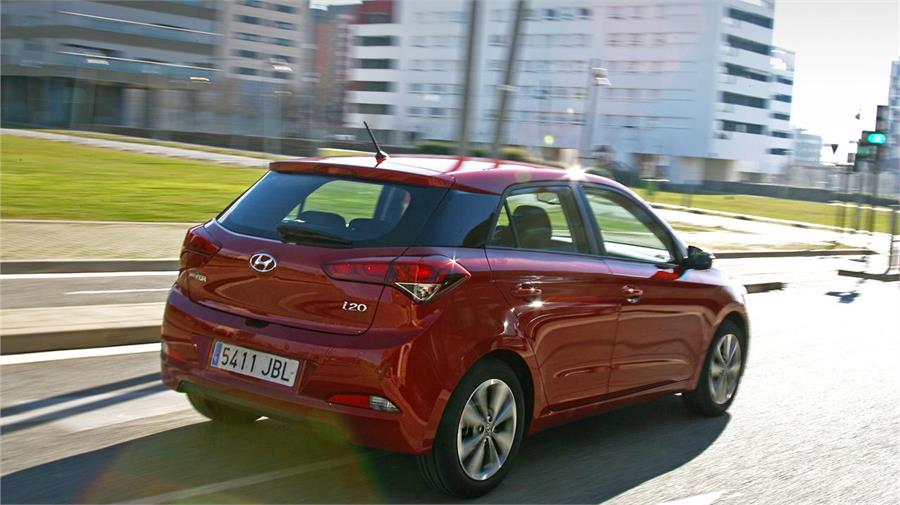 Esta nueva generación del Hyundai i20 no ha perdido sus aptitudes como coche para un uso en ciudad. Su contenido tamaño y buen espacio interior lo hacen muy práctico. 