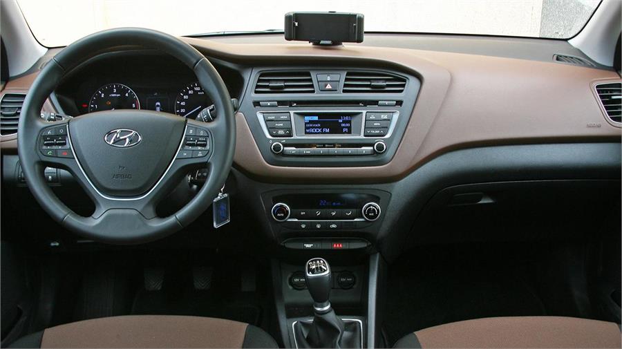 Hyundai no ha previsto situar un navegador convencional en el i20 aunque ha diseñado un soporte para usar el smartphone como tal.