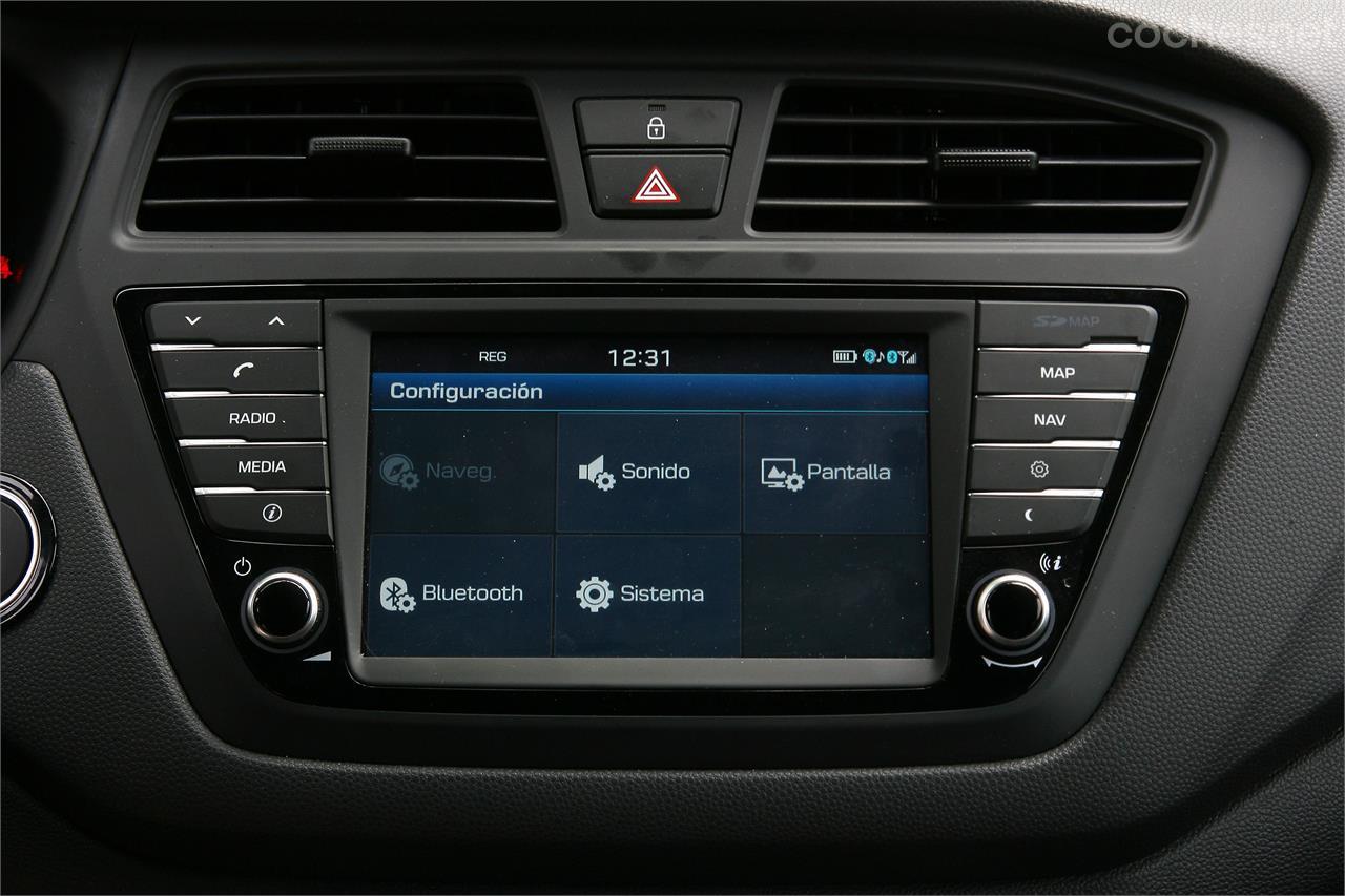 El sistema de infoentretenimiento añade la pantalla táctil. Tiene buena visualización y un manejo fácil e intuitivo.