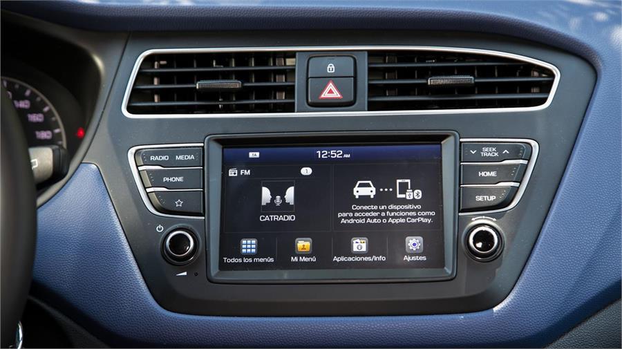 En el i20, el único cambio interior respecto a la versión precedente la encontramos en la pantalla multimedia de 7" compatible con Android Auto y Apple Car Play. 