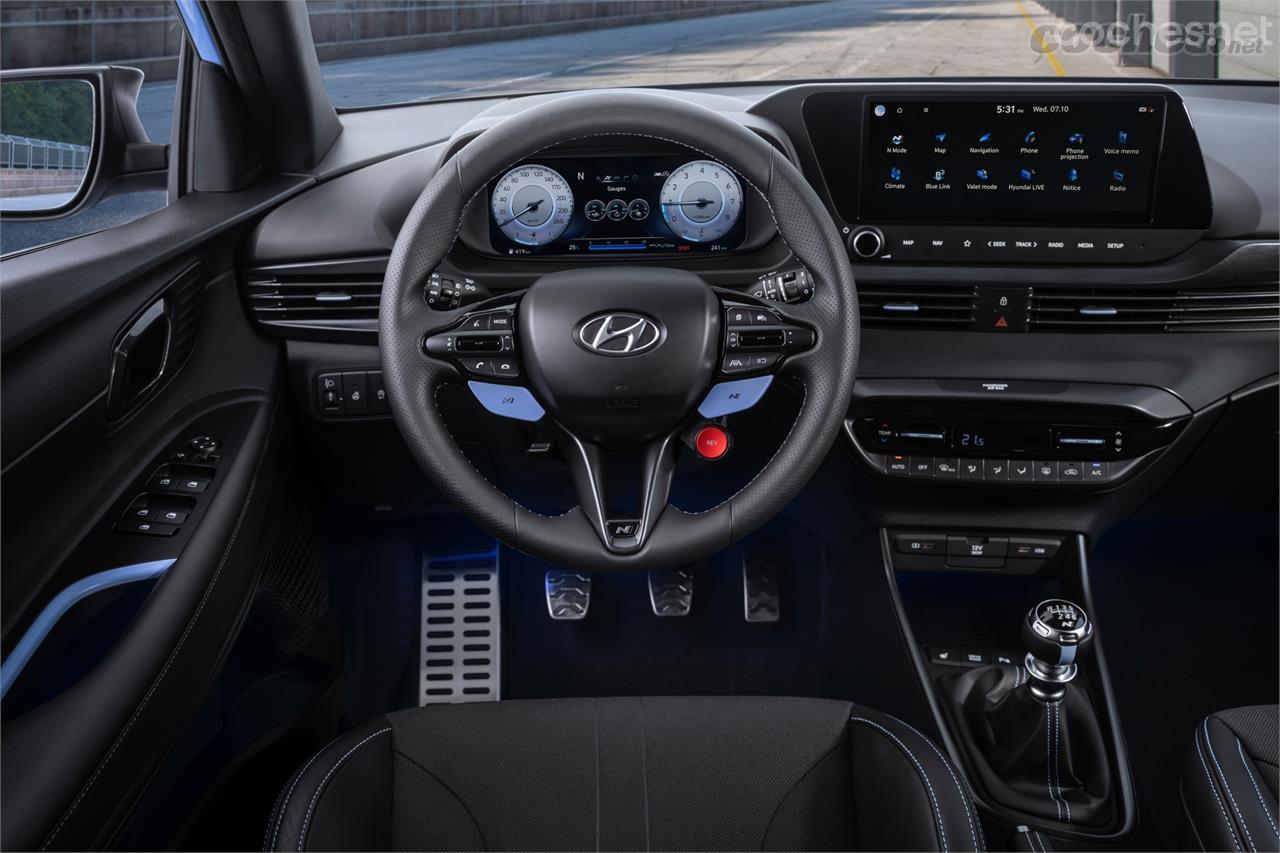 Interior personalizado, con volante específico y una instrumentación digital con más funciones. La pantalla central es la más grande de las que ofrece la marca en el i20.