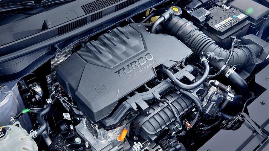Ambos modelos comparten plataforma y mecánicas. Hay disponibles motores de gasolina de 84 a 120 CV, con posibilidad de microhibridación. Hyundai añade un motor de 204 CV para la versión i20 N.