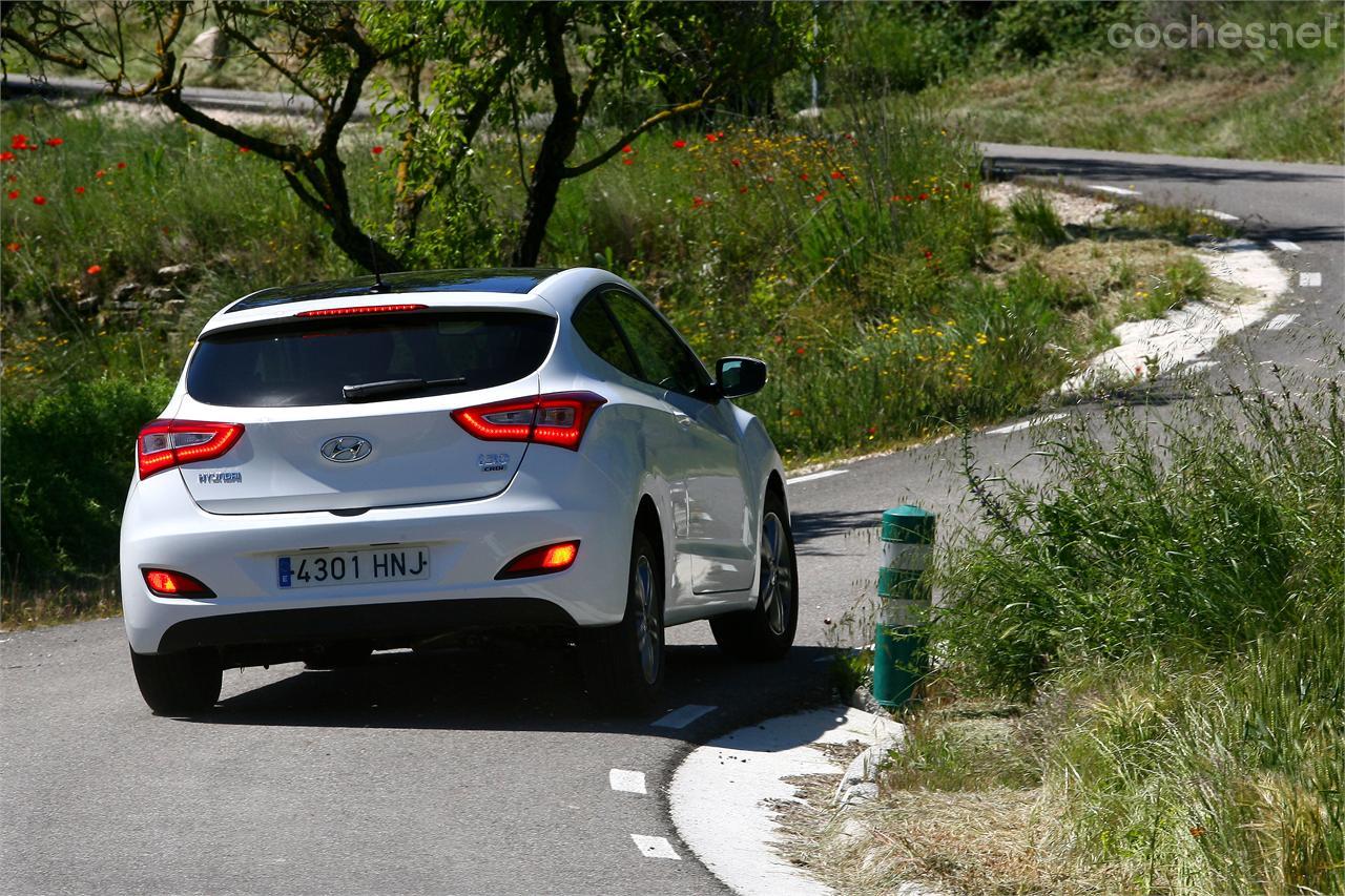 El Hyundai se inclina más pero su dirección en modo sport le inscribe bien en las curvas.