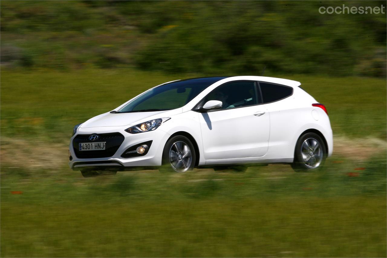 El Hyundai es un coche más orientado al confort pero es muy estable en carretera.