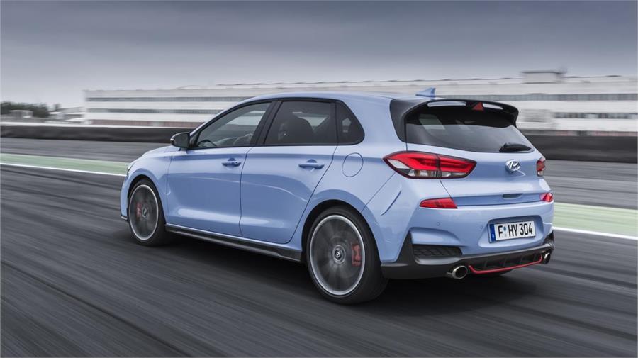 Hyundai ha pintado esta primera unidad para las fotos en el mismo color azul que utiliza para sus coches del Campeonato del Mundo de rallyes. Combinado con detalles en negro y rojo, es muy atractivo.