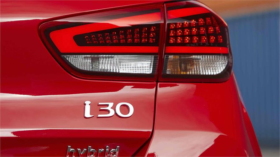 El la gama Hyundai i30 2021 podremos ver en algunas versiones el logo Hybrid, que identifica las unidades con los motores microhibridizados con tecnología 48V. 