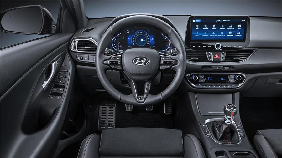El salpicadero del Hyundai i30 2021 es el mismo, pero como novedad se incluyen dos nuevas pantallas digitales, una de ellas para el cuadro de instrumentos. 