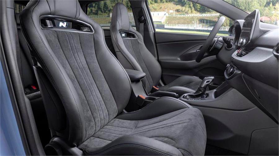 Para el interior se propone una nueva pantalla multimedia y, en opción, estos asientos deportivos N Light Seats 2 kg más livianos.
