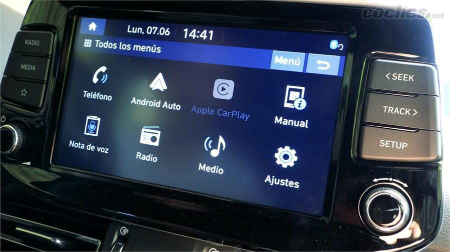 La pantalla multimedia es de 8 pulgadas e incorpora Android Auto y Apple CarPlay, pero no tiene navegación.
