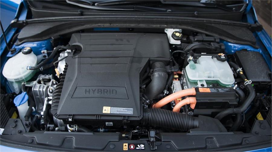 El Ioniq Hybrid combina un motor de gasolina 1.6 GDI de 105 CV y un motor eléctrico que entrega el equivalente a 44 CV. Cuando ambos motores trabajan a la par la potencia máxima es de 141 CV.
