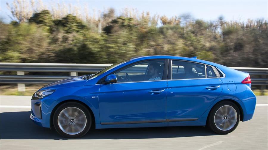 El primer híbrido de Hyundai ha llegado al mercado. Y lo hace de la mejor manera posible: atacando al top ventas Toyota Prius.