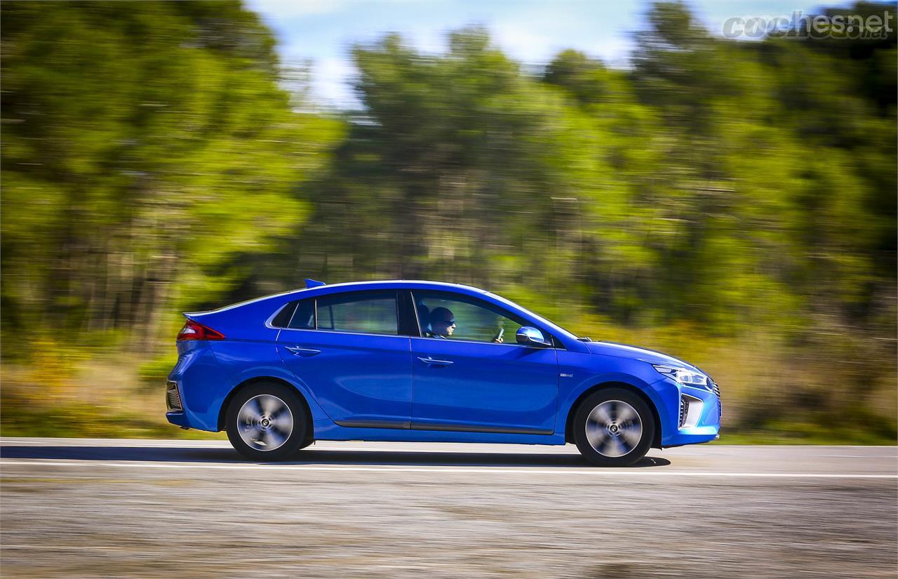 El Hyundai Ioniq es una berlina de tamaño medio, con 4,47 metros de longitud, 1,82 de ancho y 1,45 de alto. 