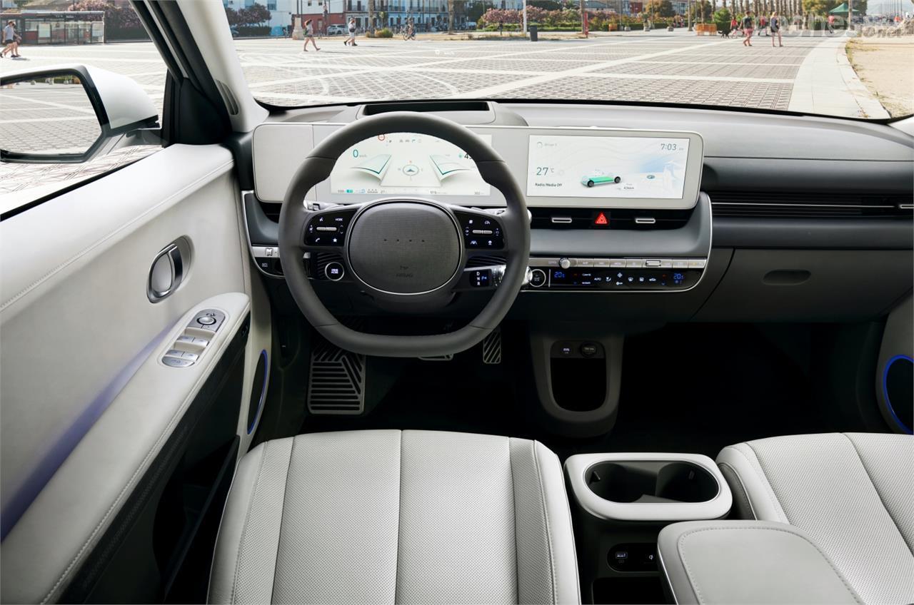 El interior del Hyundai Ioniq 5 destaca por su minimalismo, luz, amplitud y calidad percibida.