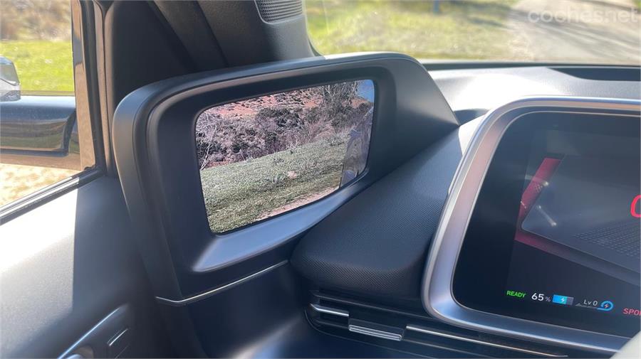 La pantalla para la cámara que sustituye al retrovisor izquierdo del Hyundai Ioniq 6 está situada junto al salpicadero.