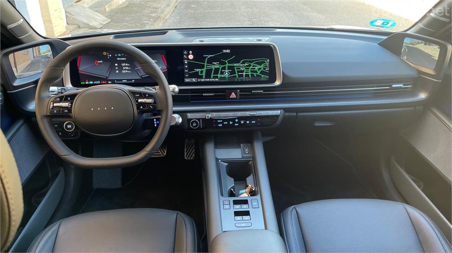 La doble pantalla del Hyundai Ioniq 6 es muy similar a la de su hermano, el Ioniq 5. Se añaden, eso sí, las pantallas de los retrovisores y la consola central.
