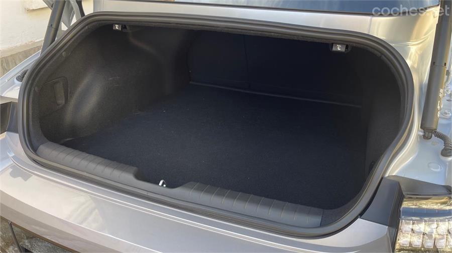 Apertura de maletero de tipo sedán para el Hyundai Ioniq 6 y 401 litros de capacidad que, para un coche de este tamaño y de este porte es escaso.