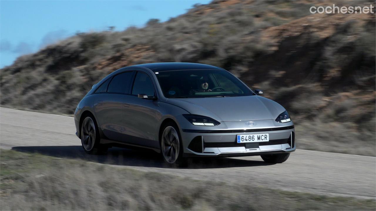 Los coches eléctricos tienen un peso extra debido a las baterías, por lo que penalizaría su uso. En la foto un Hyundai Ioniq 6.