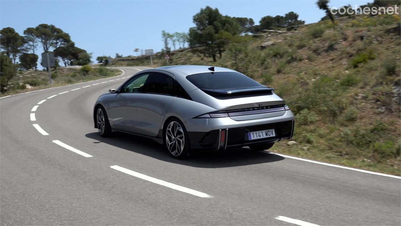 Aprovechar el paso por curva del coche para evitar perder velocidad contribuye a mejorar la autonomía.